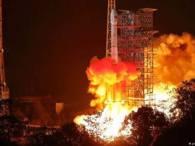 Китай запустил зонд на темную сторону Луны