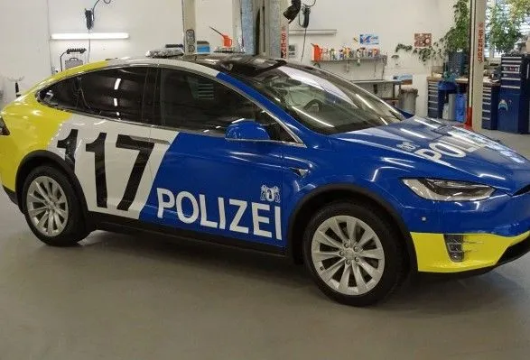 Полиция Швейцарии ездить на Tesla
