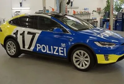 Полиция Швейцарии ездить на Tesla