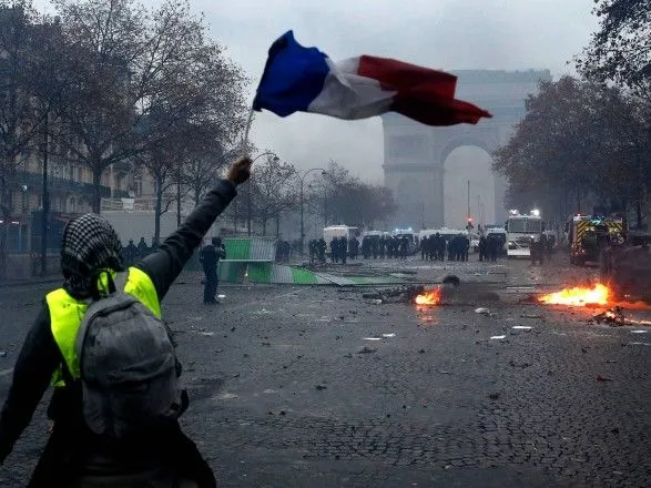 Протесты “желтых жилетов” повергли экономику Франции в кризис