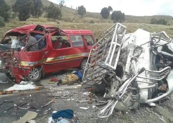 Внаслідок лобового зіткнення мікроавтобусів у Болівії загинуло 17 людей