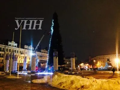 В Киеве начали украшать Новогоднюю елку
