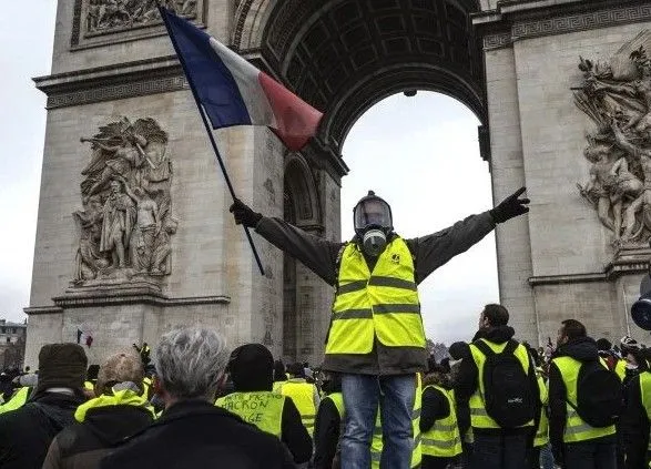 У Франції підрахували втрати для економіки через протести "жовтих жилетів"