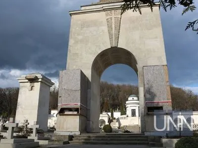 На Личаківському цвинтарі знову намагалися пошкодити конструкції біля левів