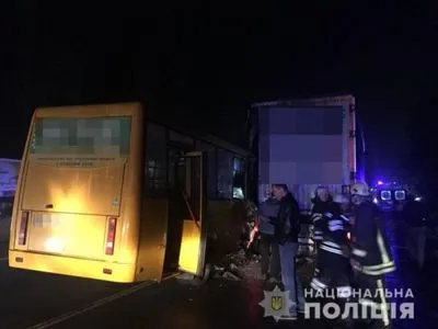 У Києві маршрутка зіштовхнулась із вантажівкою, загинула людина