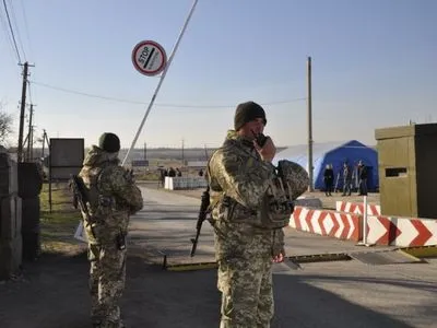 Оккупанты обстреляли позиции пограничников на КПВВ "Марьинка"