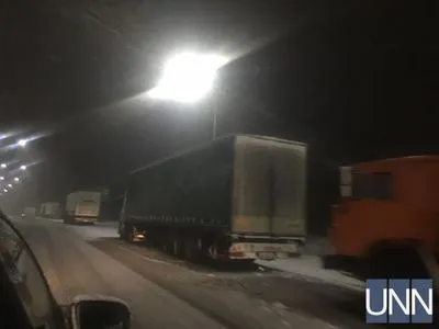 Десятки грузовиков стоят в очередях на въездах в Киев