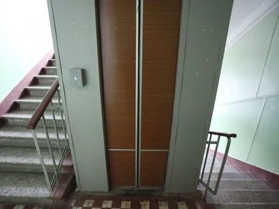 У столичній багатоповерхівці ліфт розтрощив візок з немовлям