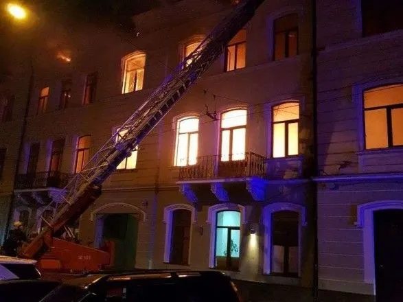 Возле ратуши в Черновцах произошел масштабный пожар