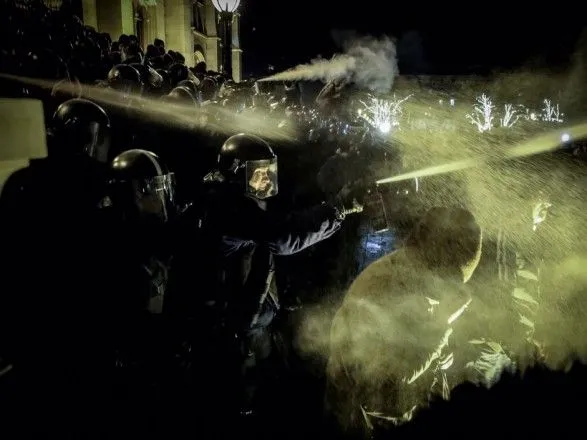 protesti-u-budapeshti-bilya-budivli-parlamentu-vidbulisya-sutichki-z-politsiyeyu