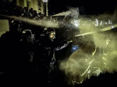 Протести у Будапешті: біля будівлі парламенту відбулися сутички з поліцією