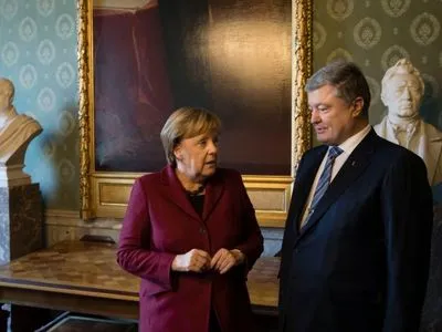 Порошенко обговорив з Меркель “Азовський пакет санкцій”