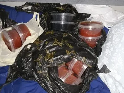 В поезде из России нашли 12 кг красной и черной икры