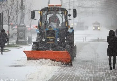 Более 350 единиц техники полутора суток убирают улицы Киева от снега - КГГА