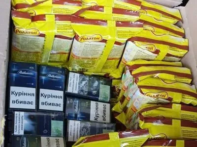 Контрабанду цигарок намагалися переправити у коробках з "Мівіною"