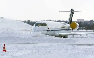 Из-за снега в аэропортах Киева задерживают и отменяют рейсы