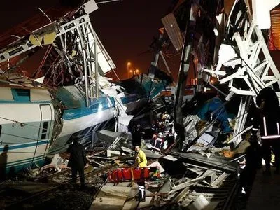 Число погибших в аварии поезда в Анкаре выросло до 7 человек