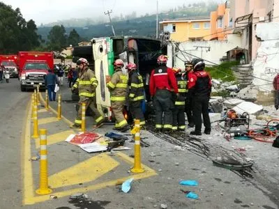 В Эквадоре более 30 человек пострадали в результате ДТП с автобусом