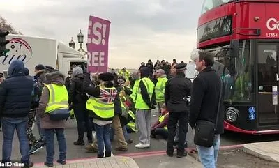 "Жовті жилети" дістались до Лондона: прибічники Brexit заблокували міст