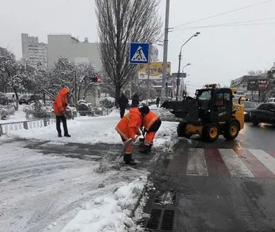 Расчищает Киева от снега 359 единиц спецтехники и 70 бригад ручной уборки - КГГА