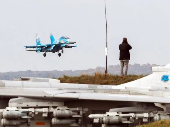 Во время плановых полетов разбился самолет Су-27, пилот погиб