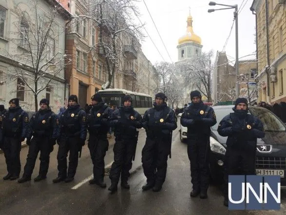 Вблизи Софии Киевской задержали двух человек с оружием