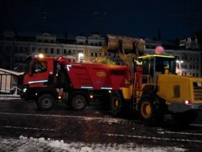 Дорожники продолжают расчистку города от снегопада, за минувшие сутки вывезли 2388 тонн снега – КГГА