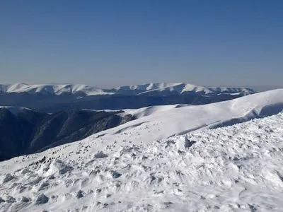 На горнолыжном курорте в Карпатах выпало по колено снега