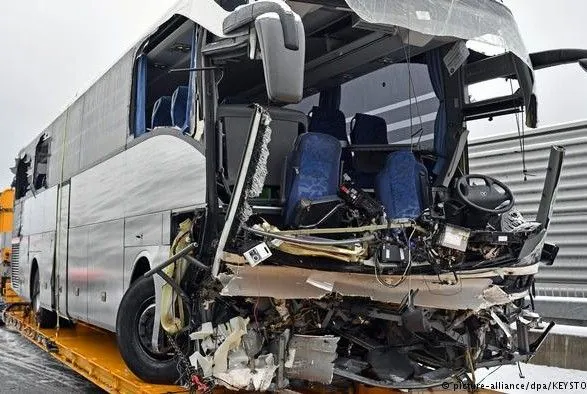 Аварія автобуса у Швейцарії: більше 40 травмованих та одна загибла