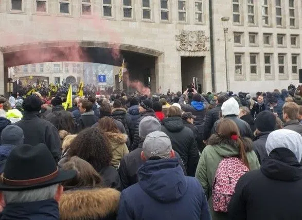 u-bryusseli-politsiya-zastosuvala-vodometi-ta-slozoginniy-gaz-proti-demonstrantiv