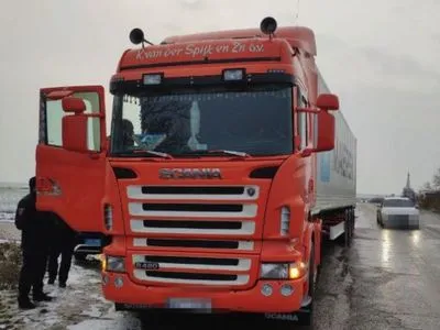 Грабіжники на вантажівках пограбували водія на Одеській трасі