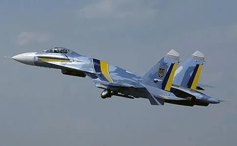 pilot-su-27-buv-pidgotovleniy-do-vikonannya-vprav-v-skladnikh-meteorolichnikh-umovakh