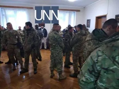На заседание ВСК в Одессе пришли неизвестные мужчины в форме