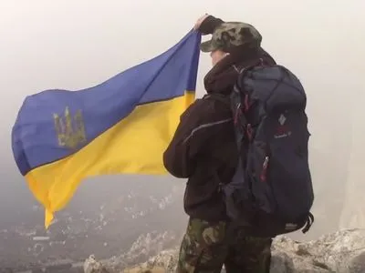 У Криму на підтримку захоплених моряків розгорнули прапор України