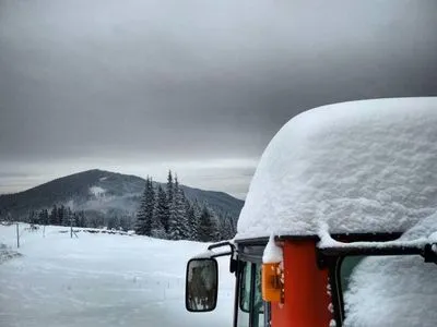 Горные перевалы в Карпатах продолжает засыпать снегом