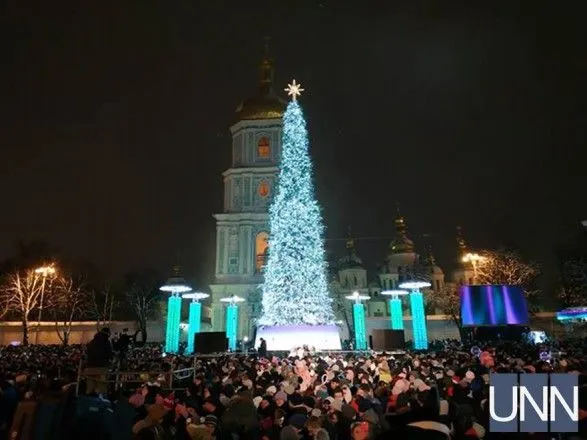 В Киеве зажгли главную новогоднюю елку Украины