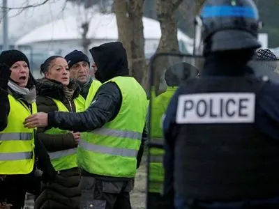 Во Франции хотят премировать полицейских, которые сдерживают "желтых жилетов"