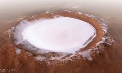 Астрономы показали "снежное озеро" на Марсе