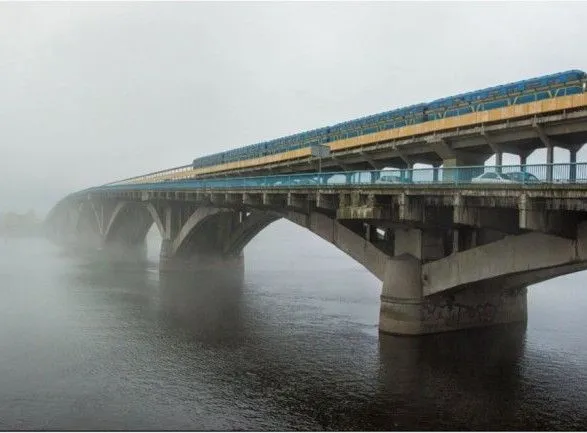 v-stolitsi-cholovik-vpav-z-mosta-metro