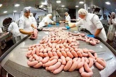 В Украине стали меньше производить колбасы