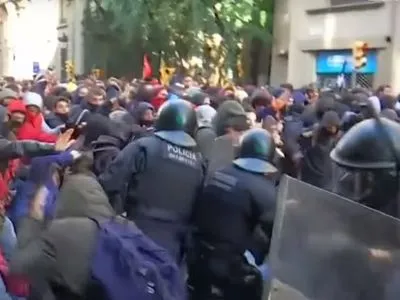 У Барселоні відбулась сутичка поліції із сепаратистами, є затримані