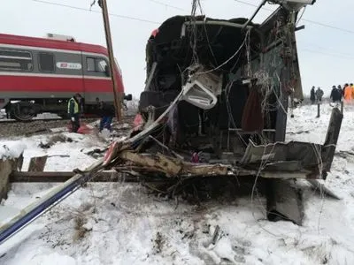 В Сербии в результате столкновения школьного автобуса и поезда погибли пять человек