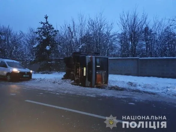 Под Киевом перевернулась маршрутка с 30 пассажирами