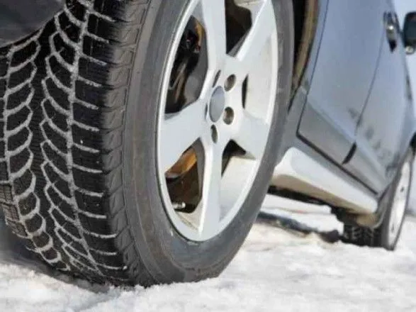 Водіїв попередили про ожеледицю і сніг на дорогах