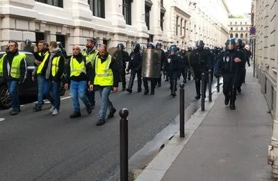 На протестах у Парижі затримали вже понад 100 людей