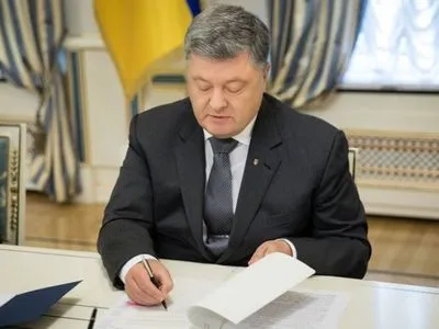 Порошенко подписал закон о переименовании УПЦ МП