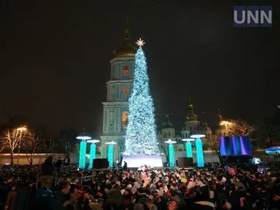 Праздник приближается: как выглядят новогодние елки в городах Украины