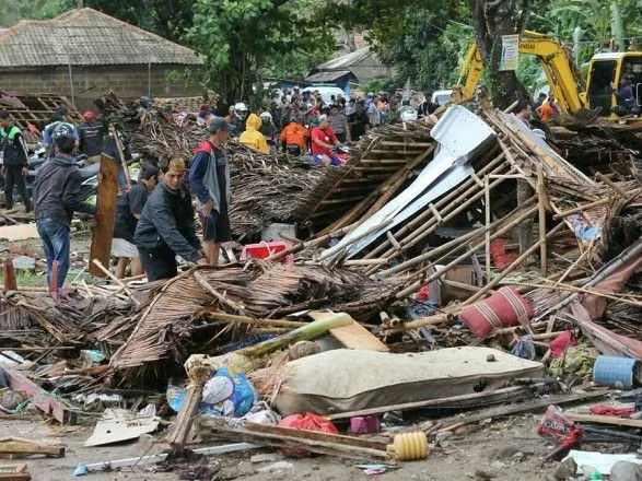 chislo-zagiblikh-vid-tsunami-v-indoneziyi-zroslo-do-229