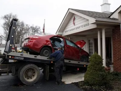 Неизвестный на машине протаранил стену церкви в Огайо