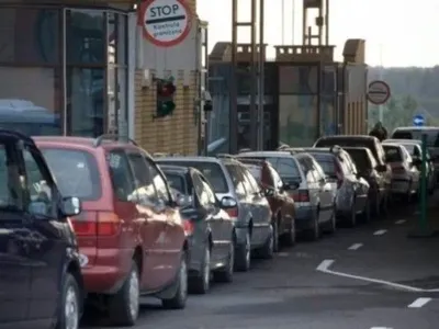 Почти 500 авто стоят в очередях на КПВВ на Донбассе